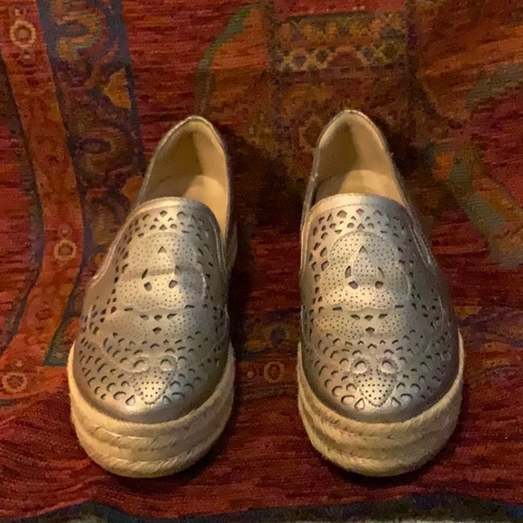 LOVIN’ NATURALIZER PEWTER FLATS - Picture 2 of 4